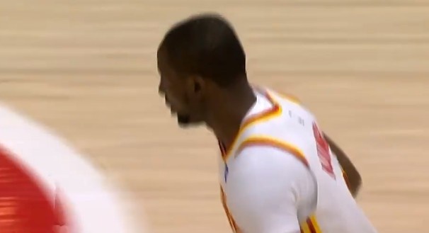 开云app-比身体素质我也不差！杰伦·布朗单打转身上篮 库明加钉板大帽！