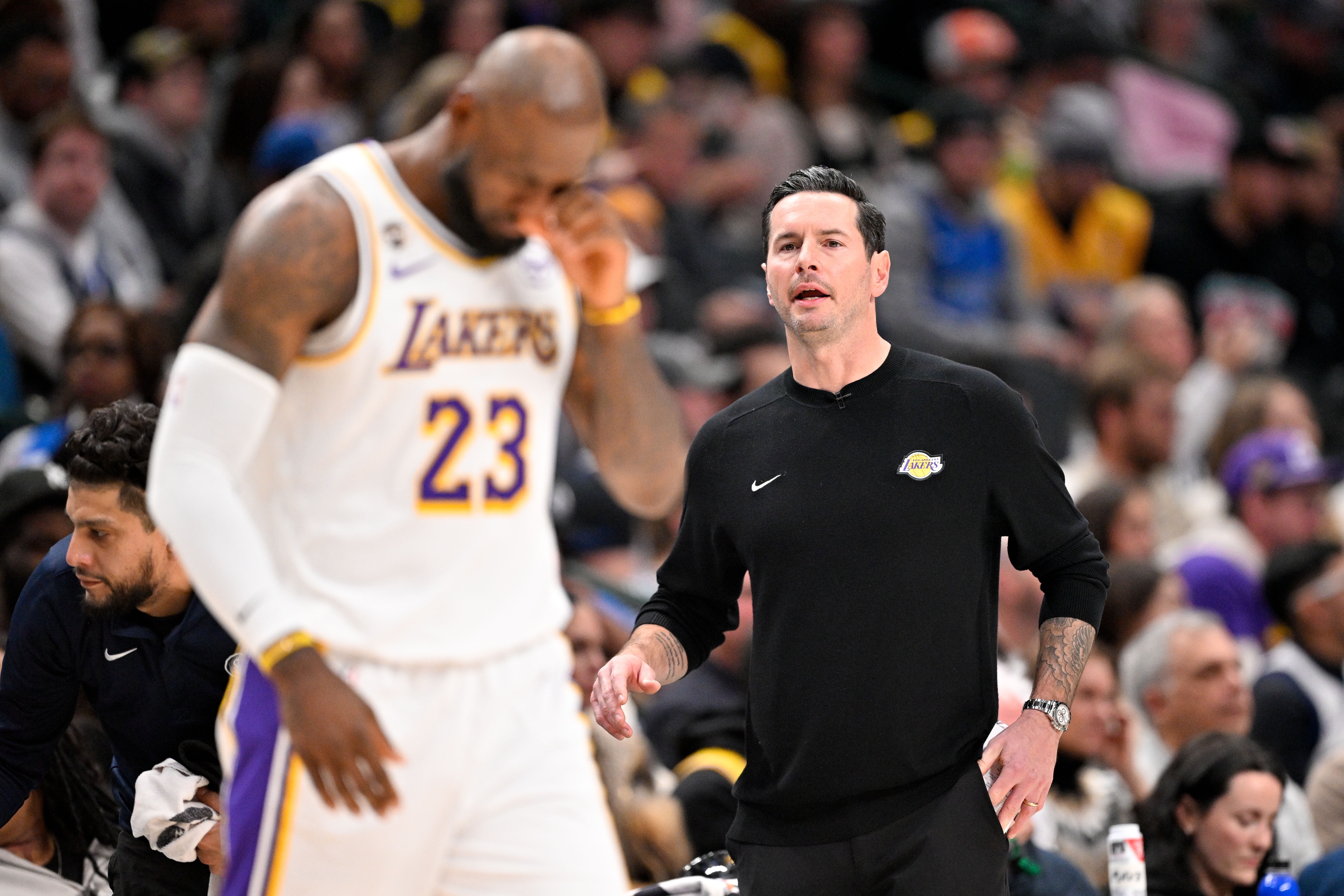 开云app-美记：雷迪克赶紧换下詹姆斯吧 东契奇受伤的教训还历历在目呢